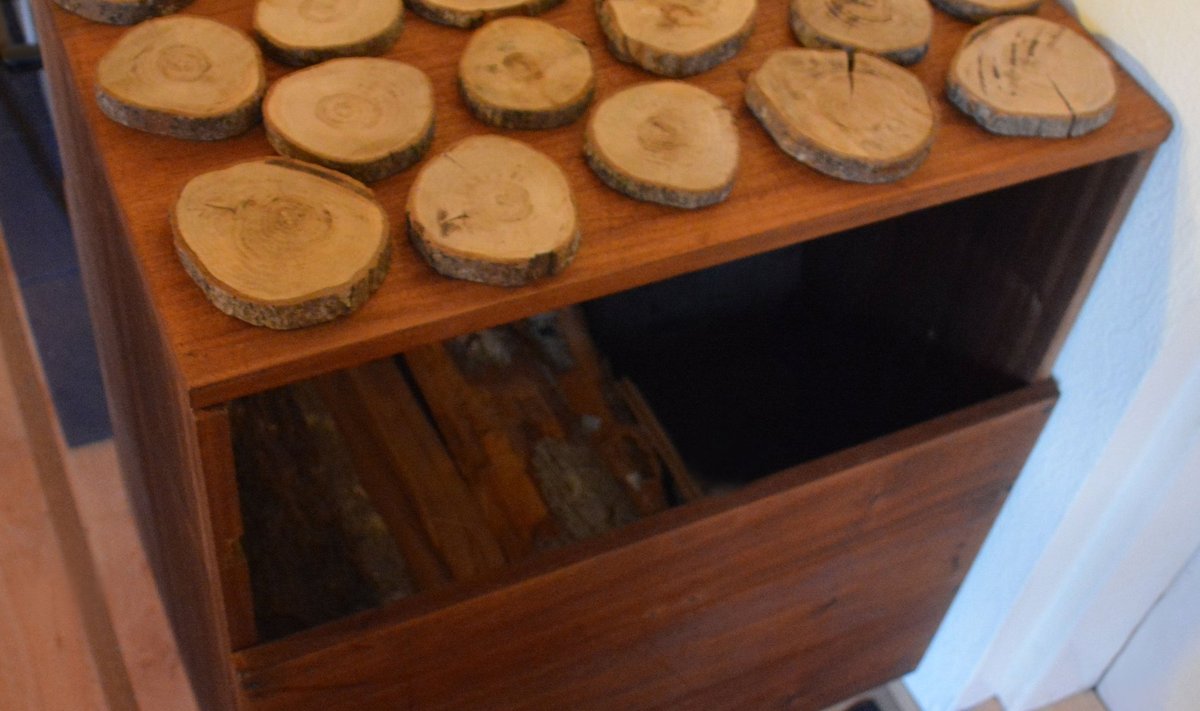 Vanast sektsioonkapist valmistatud puudekast.