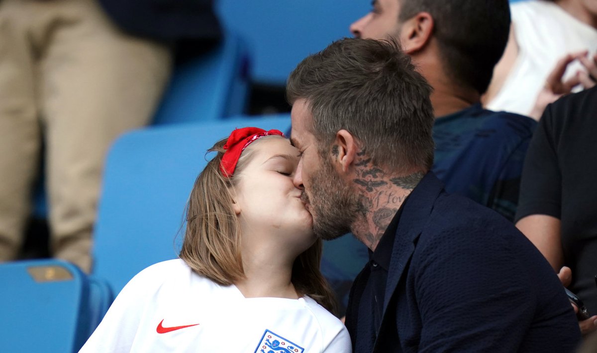 David Beckham suudleb Harperit.