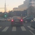 ВИДЕО DELFI: Чудом не столкнулись! На перекрестке Лийвалайа безбашенный водитель пронесся на красный свет, когда машины уже начали движение