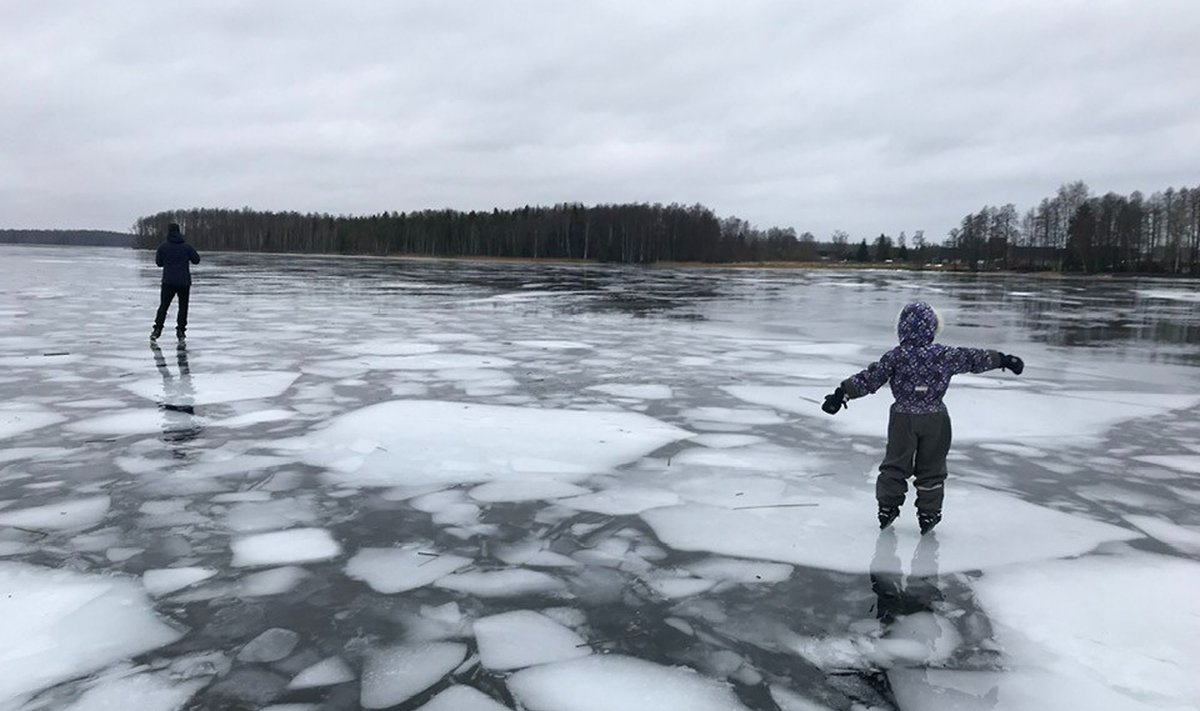 Saadjärve jää pakkus nädalavahetusel lisaks uisutamisvõimalusele ka kunstipärast pilti