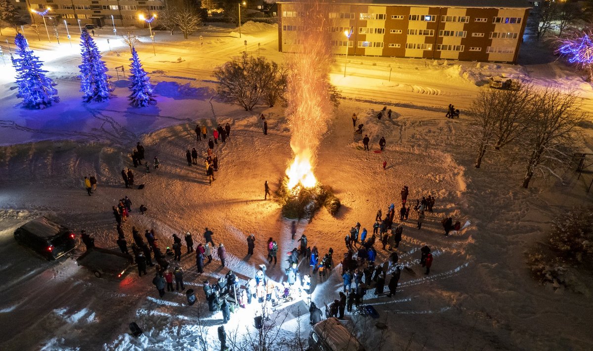 Jõulukuuskede ühispõletamine Sõmerul.