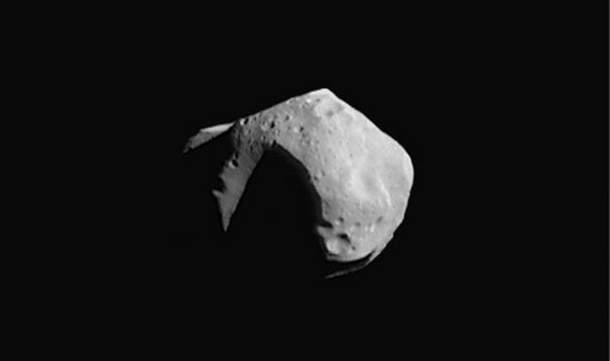 Asteroid Mathilde. Foto on tehtud mehitamata kosmoselaevalt NEAR 27. juunil 1997 2400 km kauguselt. Asteroidi nähtavad mõõtmed on  59 km x 47 km.