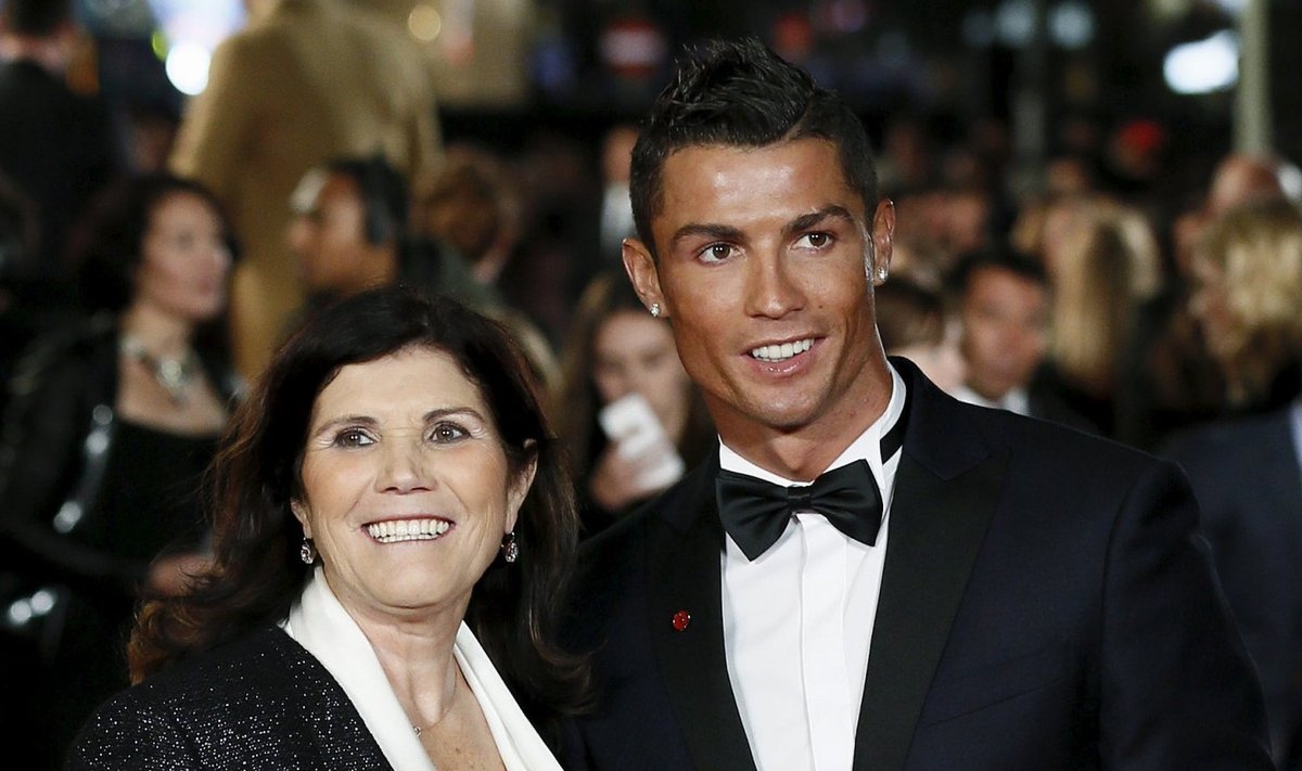 Cristiano Ronaldo koos ema ja pojaga