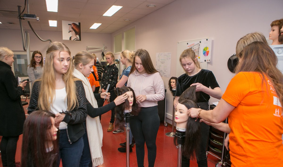 Kuressaare ametikooli oskustepäeval said põhikooli õpilased osaleda teiste seas ka juuksuri töötoas, kus prooviti punuda erinevaid patse.