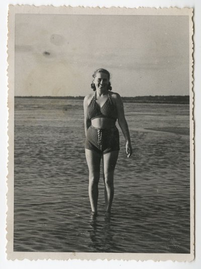 Ujumisriietes naine rannas, 1930-1940 aastad