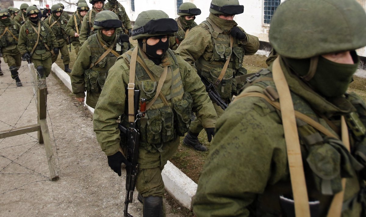 Kaos Ukrainas oli õnnistus GRU-le, mis oli ka üks juhtivaid ametkondi Krimmi hõivamisel. Pildil nn rohelised mehikesed 2014. aasta märtsi algul Krimmis Perevalnõi baasi piiramas