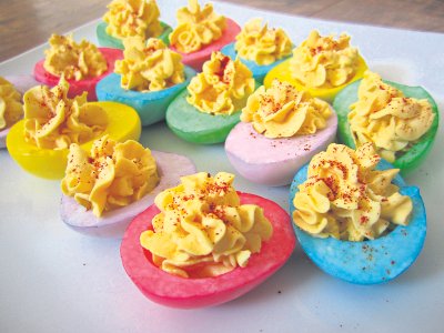 Värvilised täidetud munad.