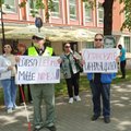 „Доите коров, а не людей“ – активисты партии Koos стоят с пикетом в Нарве. Они требуют остановить инфляцию