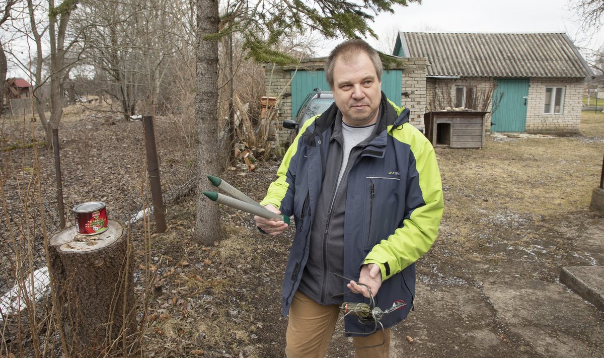 Andrus Pisarev on võitluses naabri mutipeletitega teinud endale selgeks muttide eluviisi ja tõrjevahendid. Peleteid peab ta kasutuks.