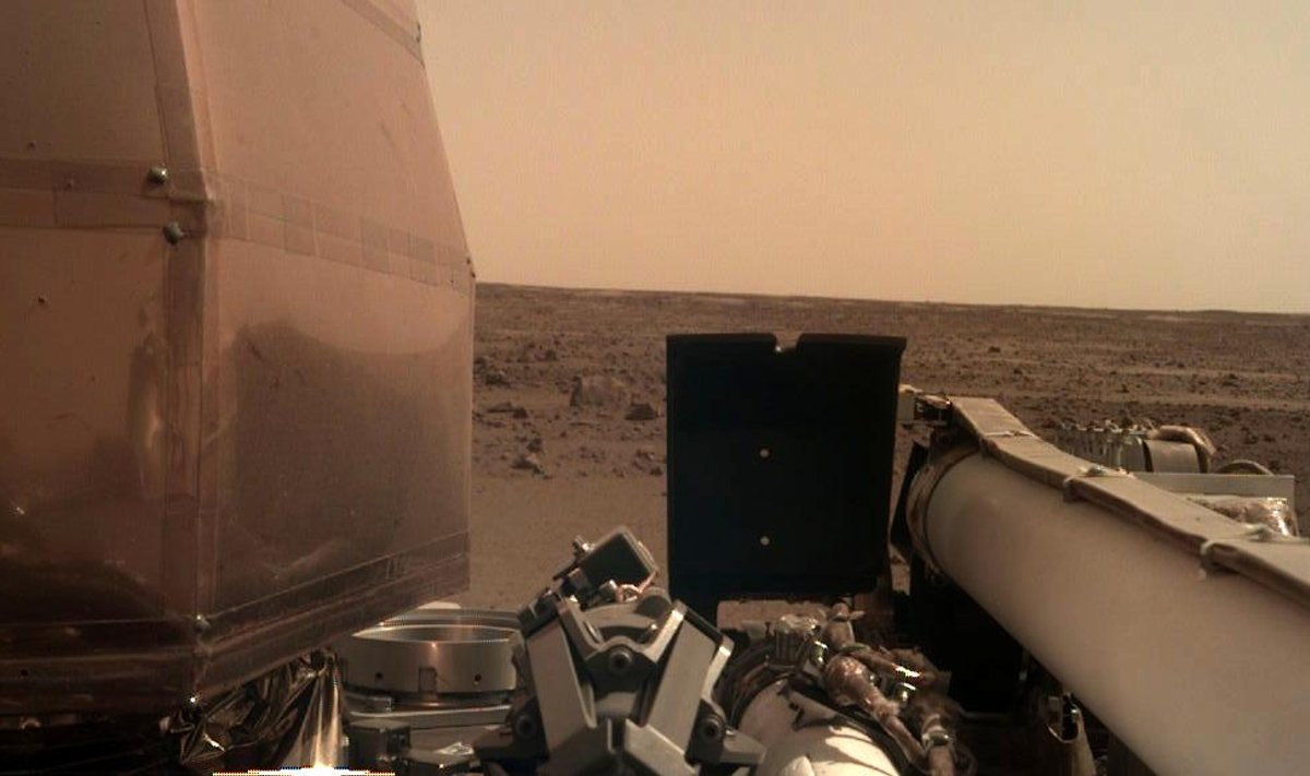 InSighti tehtud foto Marsilt, näha on maanduri instrumendid ning planeedi punane ja kivine pinnas