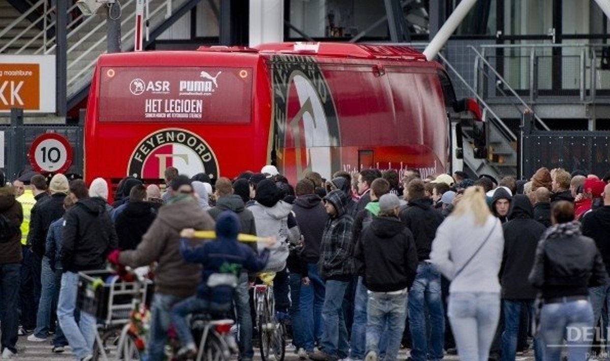 Fännis piirasid Rotterdami Feyenoordi bussi sisse.