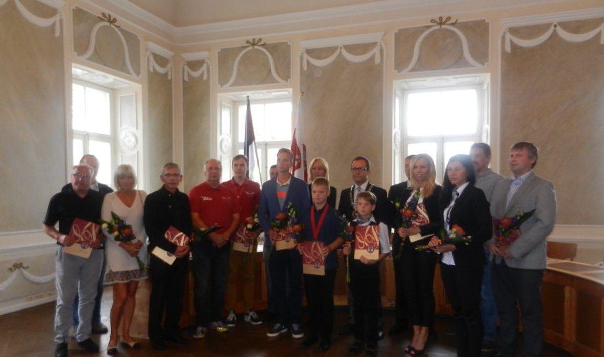 Tartu linnapea Urmas Klaas tunnustas tiitlivõistlustelt medaleid toonud ülikoolilinna  sportlasi ja nende treenerid