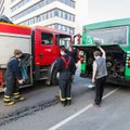 FOTOD: Tallinna kesklinnas lekkis päevi näinud liinibussist kütust