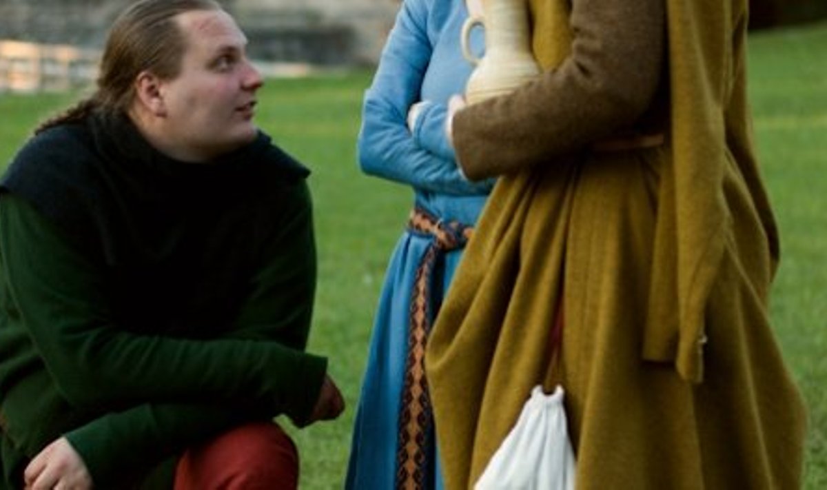 Arheoloogiliste leidude ja keskaegse pildimaterjali põhjal tehtud riided võivad olla ilusamadki kui need, mida näeb keskaega kujutavates filmides või muinasjuturaamatute piltidel.