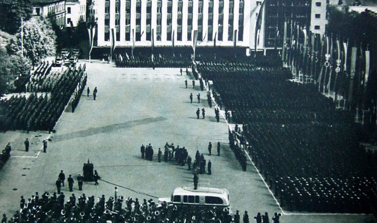 PIDU ALGAS PARAADIGA: Kaitseliidu suurparaad Vabaduse väljakul 23. juunil 1938 tähistas vabariigi 20. aastapäeva ja sel marssis 16 000 inimest.