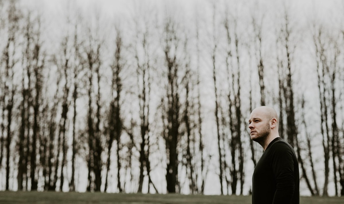 Fotograaf Kaupo Kikkas veedab ligi kuus kuud aastas välismaal, pildistades enamasti tuntud muusikuid. Detsembris käis ta pilte tegemas sõjast räsitud Ukrainas.