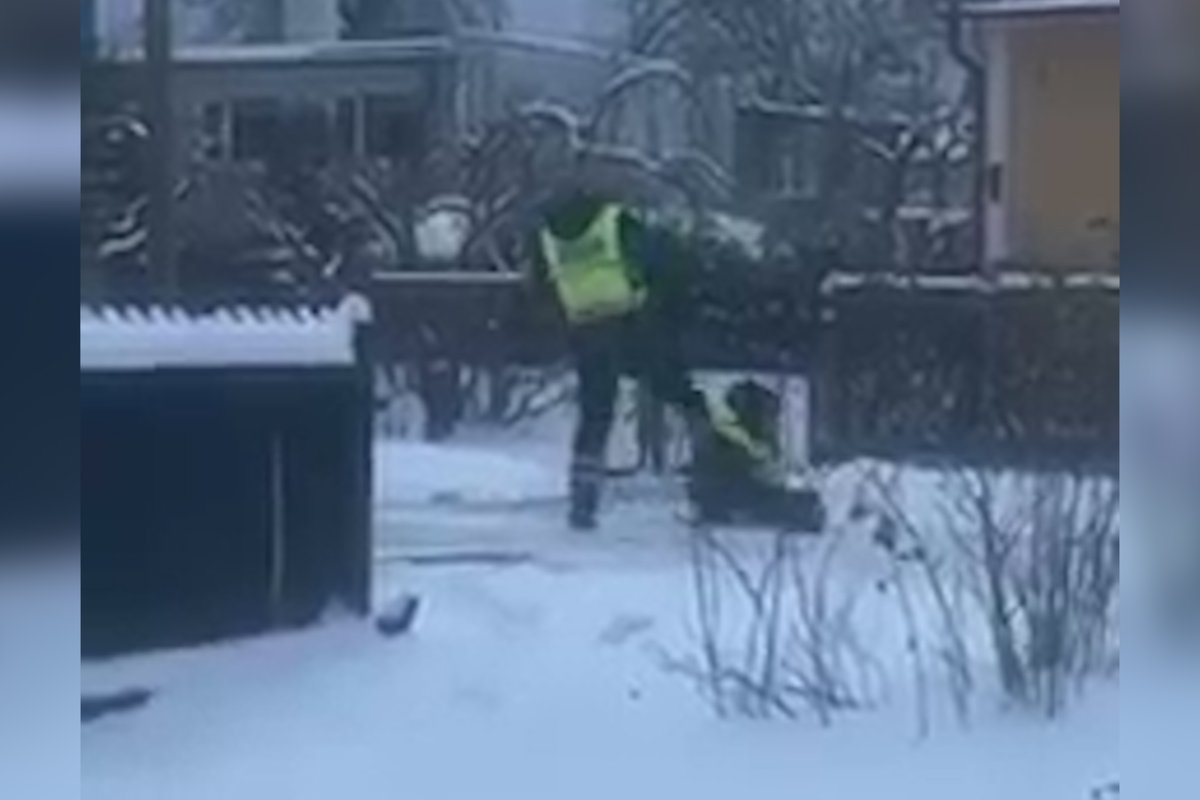 VIDEO | Vihane politseinik virutas maas istuvale mehele korduvalt jalaga. Pärnu politseijaoskonna juht: väga kahetsusväärne