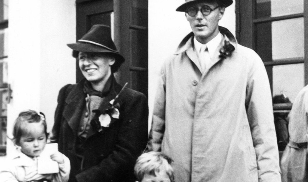 MEES MANTLI JA KAABUGA: Inglise keele õpetaja Ronald Seth koos perega Tallinna sadamas 5. septembril 1939. Kolm aastat hiljem naasis ta Eestisse - luureagendina. (erakogu)