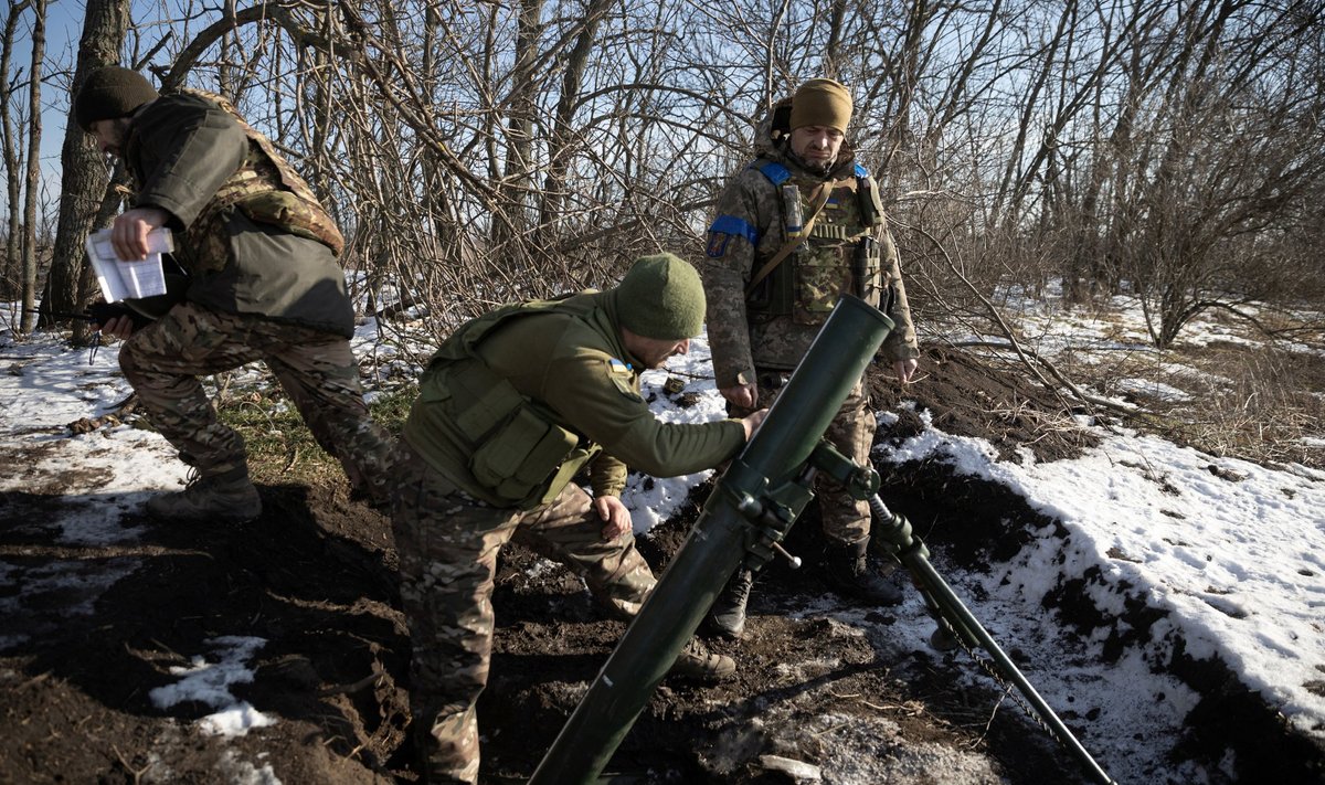 TULD! Ukraina kaitsjad lasevad laupäeval Vuhledari lähedal miinipildujast vaenlase pihta.