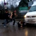 VIDEO SÜNDMUSEST: Liiklusraev Vene moodi: Nõmmel tirisid kaks mees kolmanda autost välja ja tagusid teda jõhkralt jalgade ning kätega
