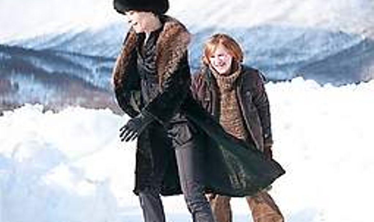 Vaid külm võib päästa: Surmahaige Naise (Helena Merzin) viimaseks lootuseks on süütu Poiss (Artur Tedremägi). kaader filmist