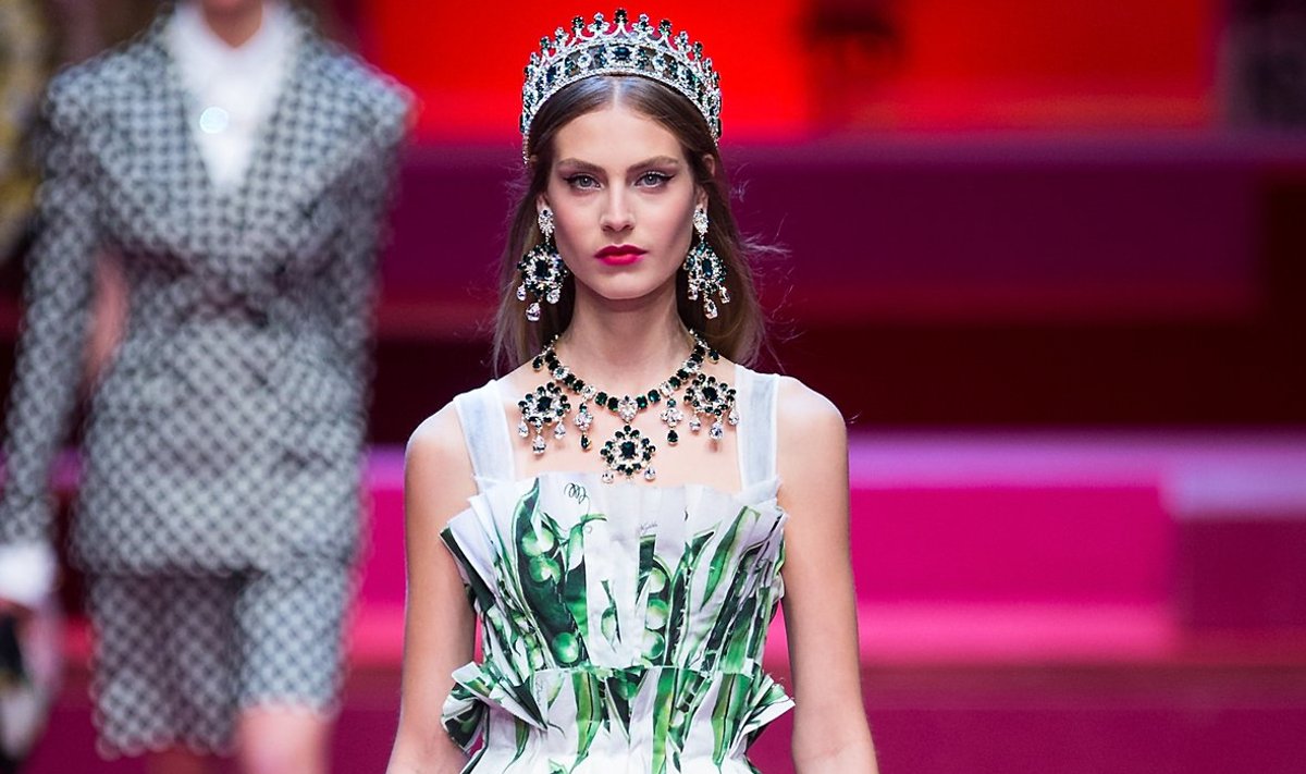 Eestlasele justkui loodud! Dolce &amp; Gabbana 2018. aasta kevad- ja suvekollektsioon paneb lausa suu vett jooksma. Rohelised hernekaunad valgel taustal mõjuvad värskelt ja kleiti sobiks kanda lausa ballil.