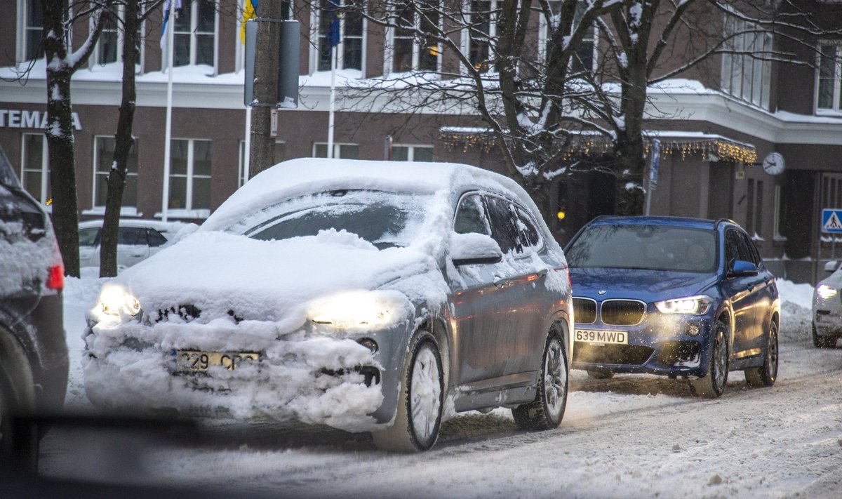 На смену снежным завалам идет гололедица: переменчивая погода вызывает  головную боль у коммунальщиков - Delfi RUS
