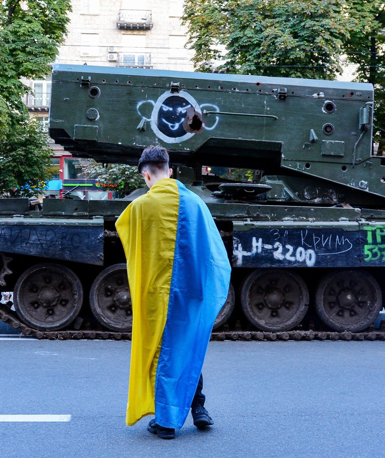 Näitus hävitatud Vene sõjaväesõidukitest Kiievi kesklinnas. Foto tehtud 23. augustil 2022.