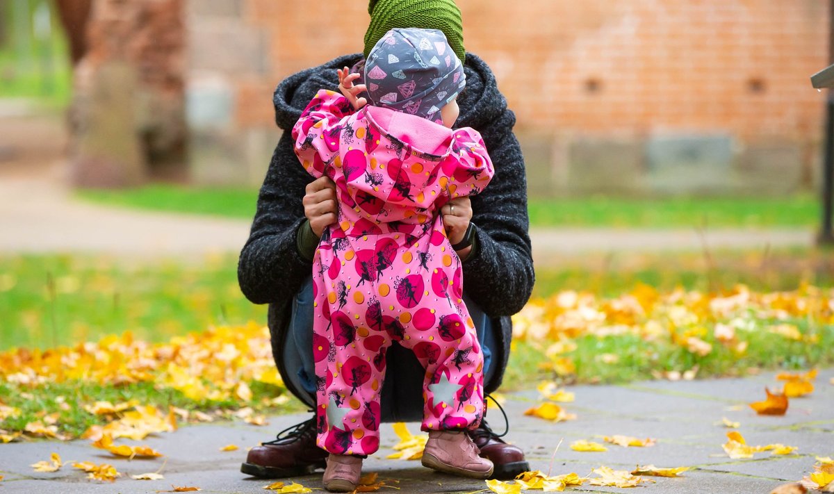По мнению ученых, эстонские женщины платят так называемую пошлину на материнство, потому что рождение детей налагает на них обязательства по уходу.