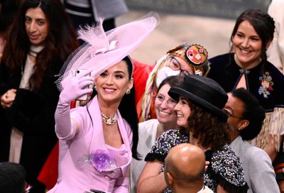 Katy Perry kroonimistseremoonia eel selfieisd tegemas