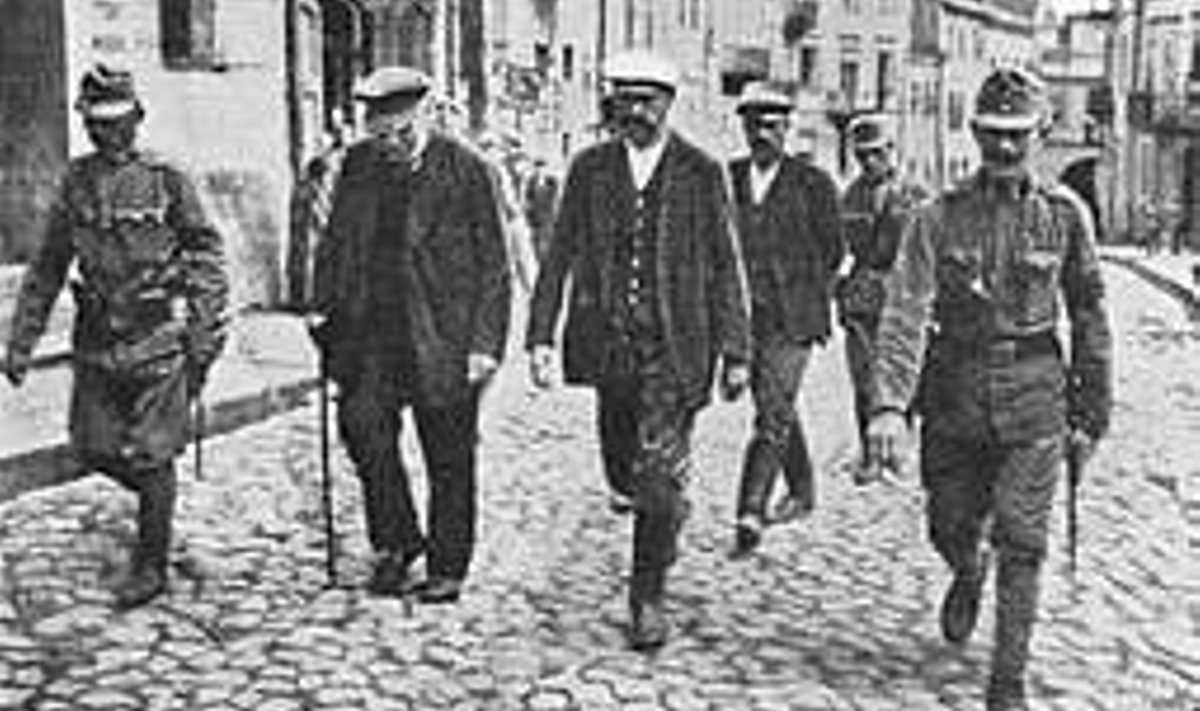 TABATUD: Sakslaste liitlased austerlased on vangistanud mitu salakuulajat. REPRO