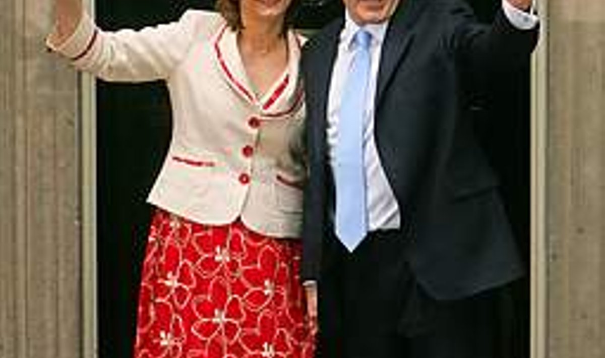 LÕPUKS OMETI: Peaminister Gordon Brown koos abikaasa Sarah’ga (vasakul) kolisid 27. juunil sisse Briti peaministri residentsi. AFP