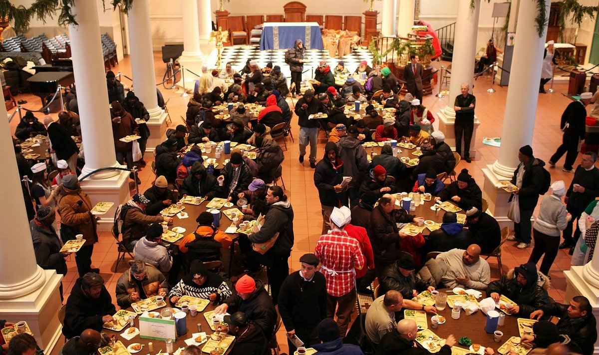 Kehvemal järjel olev rahvas New Yorgis Pühade Apostlite kiriku supiköögis jõululõunal.