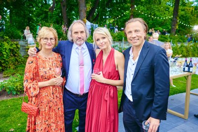 EESTI MUUSIKAT maailmale jõuliselt tutvustavad dirigendid - Aarne Saluveer abikaasa, psühhiaater Erika Saluveeriga ja Kristjan Järvi oma elukaaslase, viiuldaja Hanna-Liis Nahkuriga.