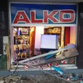 ФОТО: В Тарту водитель въехал на джипе в витрину алкогольного магазина