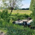 ФОТО и ВИДЕО | В Ласнамяэ BMW вылетел с дороги и перевернулся на крышу  