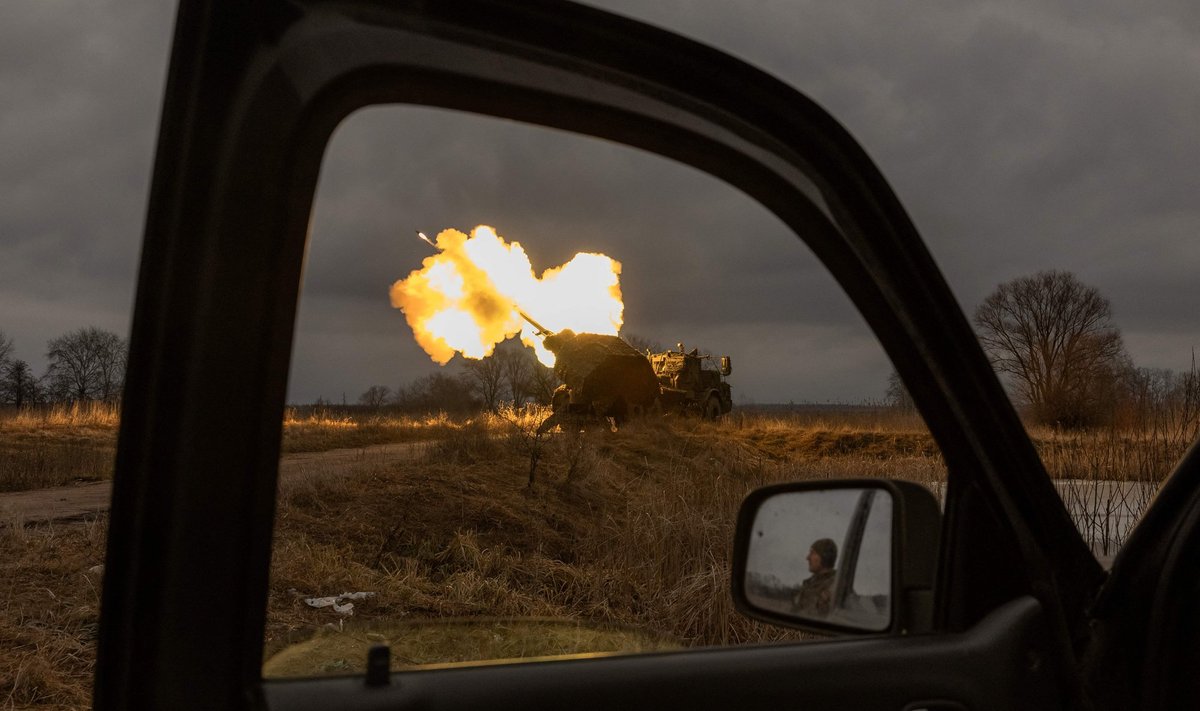 Autoaknast avanev vaade tulistavale Ukraina suurtükile