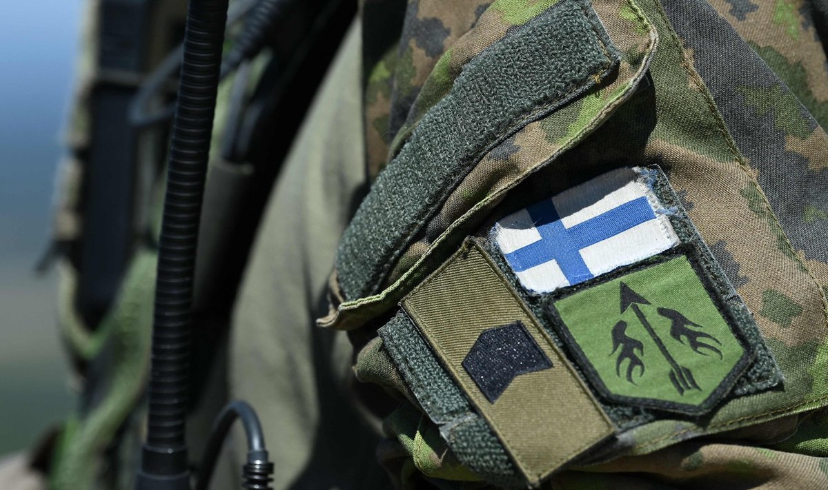 Riigilipp Soome armee sõduri mundril