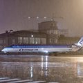 DELFI FOTOD: Estonian Airi viimane lend saabus töötajate pilkude all Tallinna, sümboolselt läbi tiheda vihma