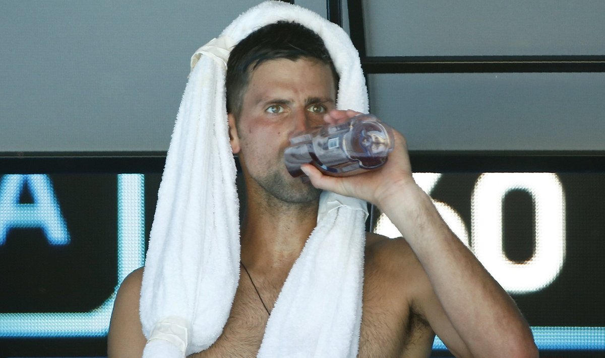 Novak Djokovic end Melbourne'i kuumuses jahutamas.
