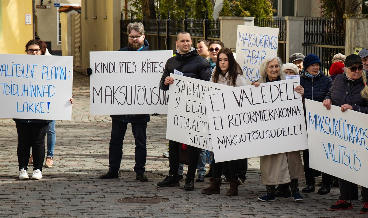 Keskerakonna korraldatud meeleavaldus aprilli lõpus Stenbocki maja ees. 