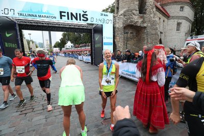 Anu Piiroja Tallinna maratoni finišis.