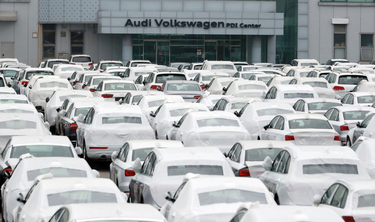 Volkswageni autod ootamas ülevaatust Pyeongtaekis.