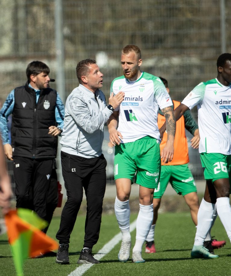 FCI Levadia peatreener Curro Torres (hallis dressipluusis) on meeskonna mängima pannud. Võistkonna üheks olulisemaks mängijaks on tõusnud fotol temalt õpetussõnu saav Mihkel Ainsalu.