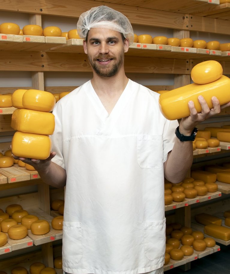 “Meil on erinevaid mahemaitseid üle saja,” teatab taluperemees Viljar Veidenberg, kes on ka väljaõppinud juustumeister.