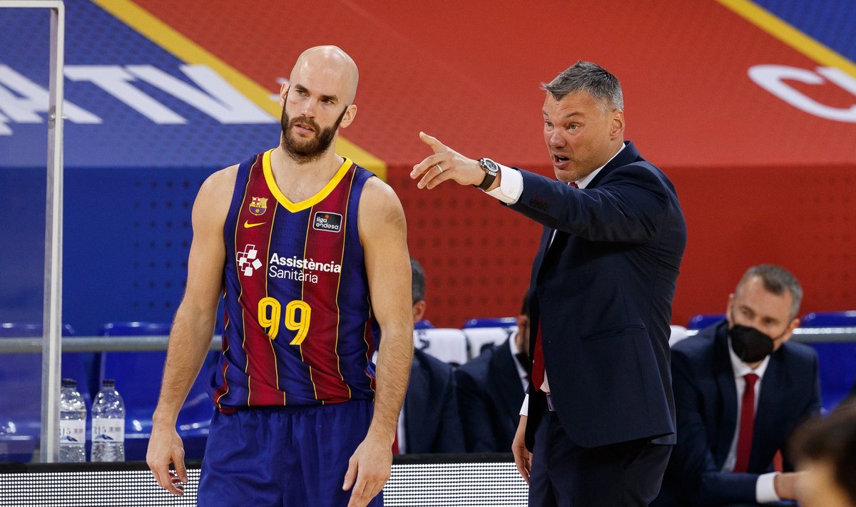Šarūnas Jasikevičius (paremal) jagab õpetussõnu Barcelona mängujuhile Nick Calathesele.