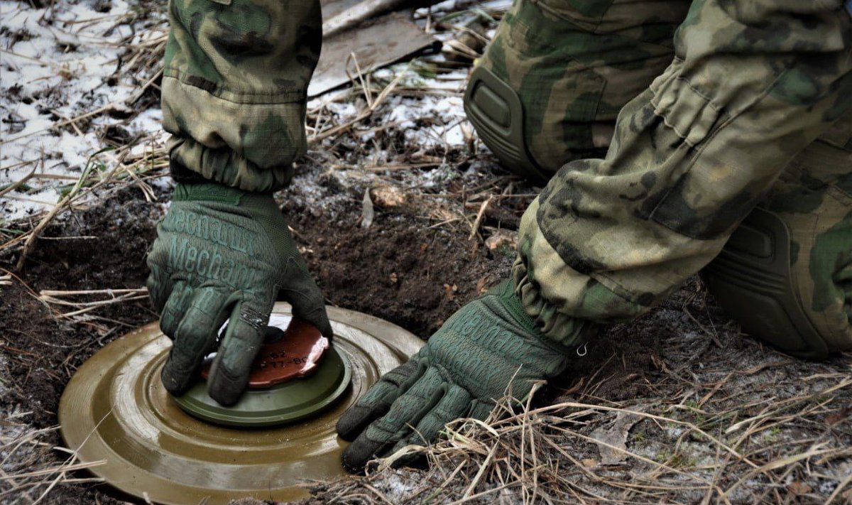 Ukraina sõdur miine paigaldamas.