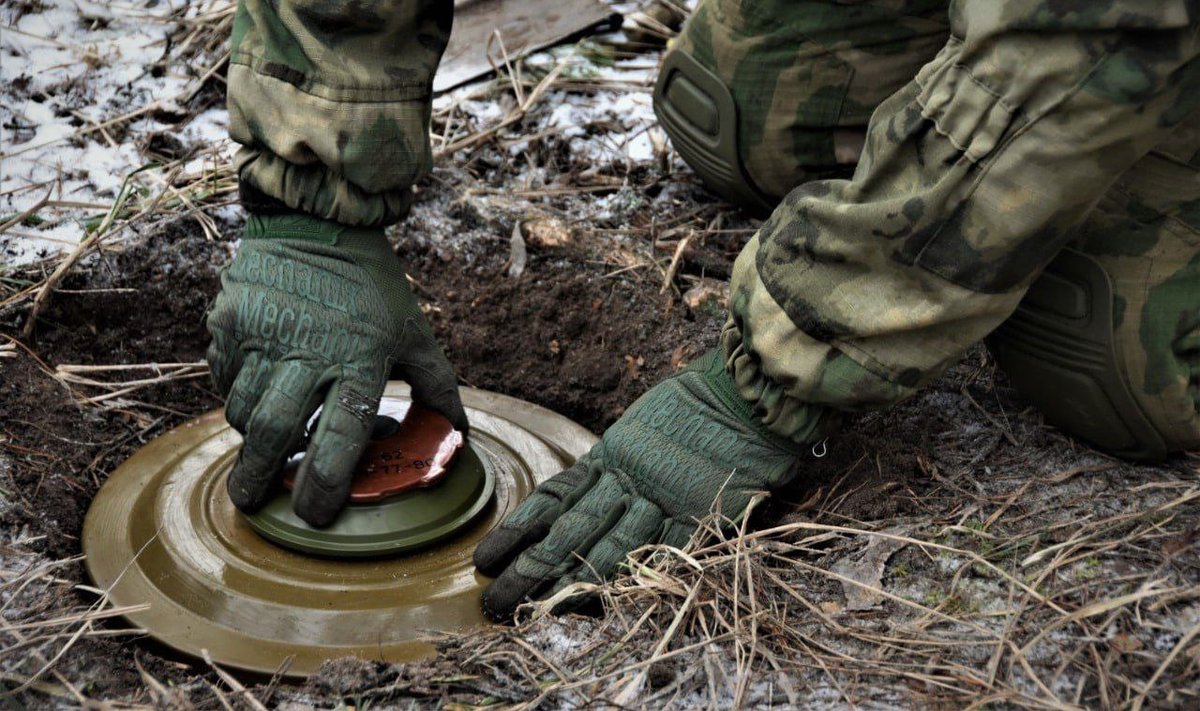 Ukraina sõdur miine paigaldamas