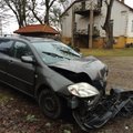 FOTOD SÜNDMUSKOHALT: Viljandimaal rammis Toyota vana vallamaja kiviseina