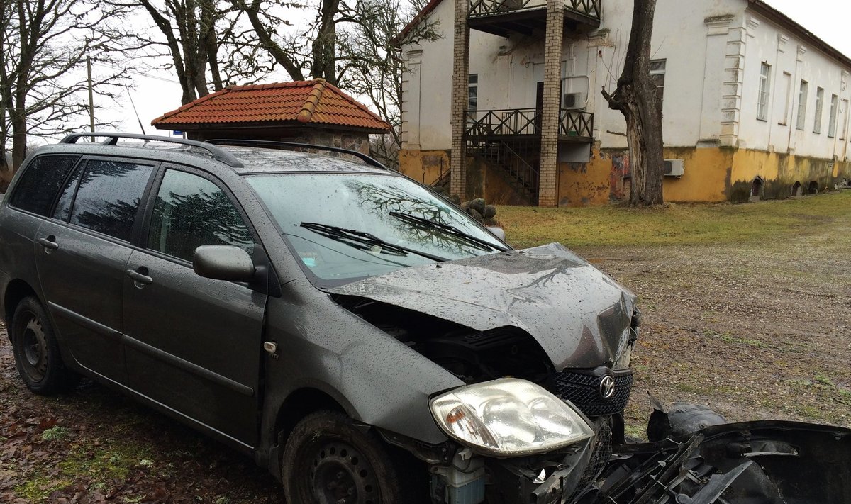 Viljandimaal Holstre külas sõitis Toyota vastu kivimaja